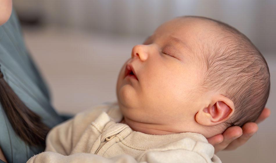 carocinhos na cabeca do bebe